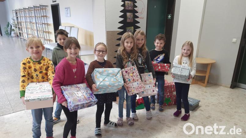 Kinder der Jobst-vom-Brandt-Schule haben fleißig Päckchen gepackt. Bild: Jobst-vom-Brandt-Schule/exb