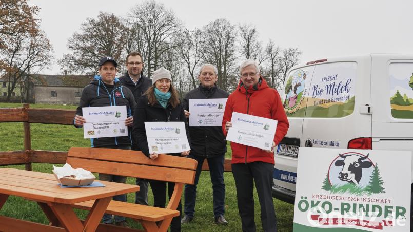 Zum Einreichen von Projektanträgen für das Regionalbudget und den Verfügungsrahmen Ökoprojekte riefen auf: (von links) Bio-Landwirt Matthias Zahn, Steinwald-Allianz-Geschäftsführer Martin Schmid, Elisabeth Waldeck, Bürgermeister Werner Prucker (Reuth bei Erbendorf) und Johannes Reger, Vorsitzender der Steinwald-Allianz. Bild: Martin Schmid/Steinwald-Allianz/exb