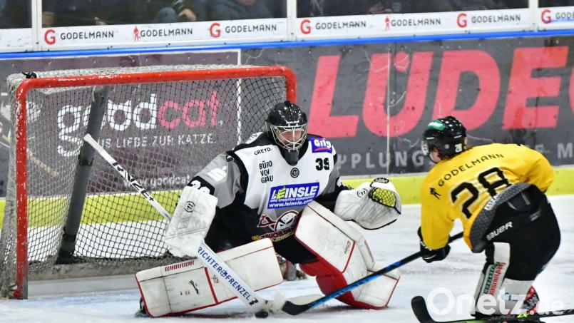Shawn Campbell (rechts) steuert alleine auf den Buchloer Torhüter Johannes Wiedemann zu und vergibt eine gute Möglichkeit für den ERSC Amberg. Bild: SignaLight-AP
