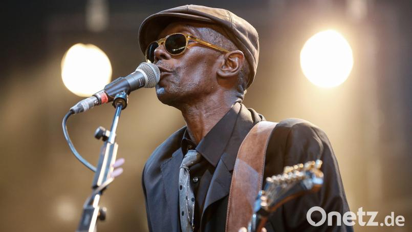 Maxi Jazz, Sänger und Frontmann der britischen Trip-Hop-Dance-Band Faithless bei einem Konzert 2015 in Bern. Bild: Peter Klaunzer/KEYSTONE/dpa