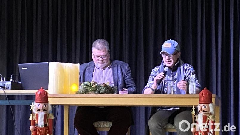 Zu einer Weihnachtslesung kamen Fabian Borkner (links) und Wolfgang Subirge an die Nabburger Realschule. Bild: Martina Sitzmann/exb