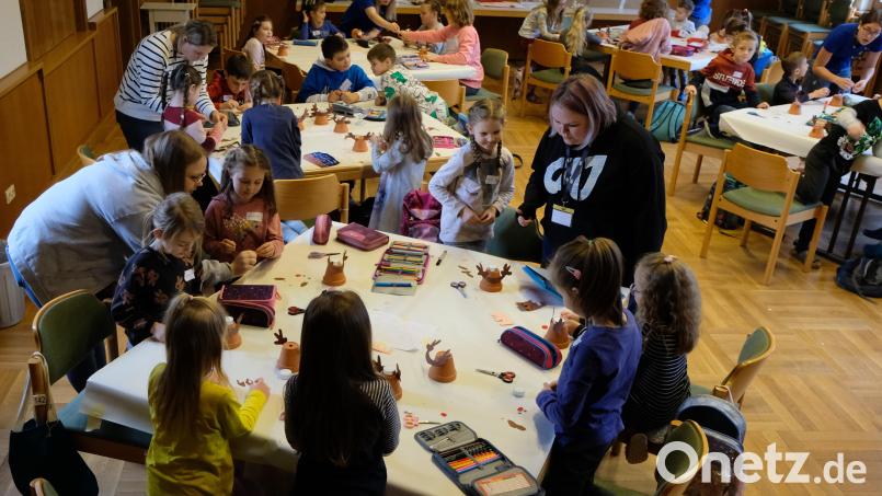 Wieder war es ein voller Erfolg. Kinder und Eltern waren dankbar für die Aktion „Kinder warten aufs Christkind“, das die CAJ-Gruppe unter Leitung von Alexandra Gailitzdörfer am Heiligen Abend abhielt. Bild: le