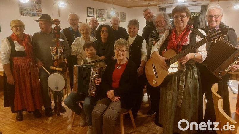 Beim Sänger- und Musikantentreffen im Sportheim in Premenreuth gab es viel weihnachtliche Musik. Bild: Böhm/exb