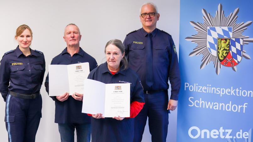 Polizei-Inspektionsleiter Armin Kott (rechts) und seine Kollegin Karolin Brunner(links) ehrten die Sicherheitswacht-Mitglieder Petra Kamecke und Alois Windisch. Bild: Polizeiinspektion Schwandorf/exb