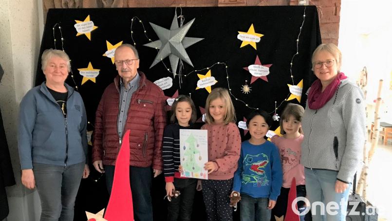 Eine Abordnung der Grundschule überreichte aus dem Erlös des Schulstandes beim Hobbykünstlermarkt 500 Euro an Andreas Steinl (Kinderkrebshilfe Oberpfalz Nord, Zweiter von links) Mit im Bild Förderlehrerin Maria Neumann (links) und Rektorin Gabriele Bodner (rechts). Bild: do