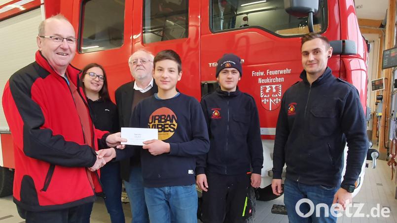 Für Freude bei den Feuerwehranwärtern und Jugendwart Philipp Heinl (rechts) sorgt die Spende der Imker, die Kassier Hans Ludwig (links) und Zweiter Vorsitzender Kurt Staudte (Dritter von links) überreichen. Bild: Imkerverein Neukirchen-Holnstein/exb