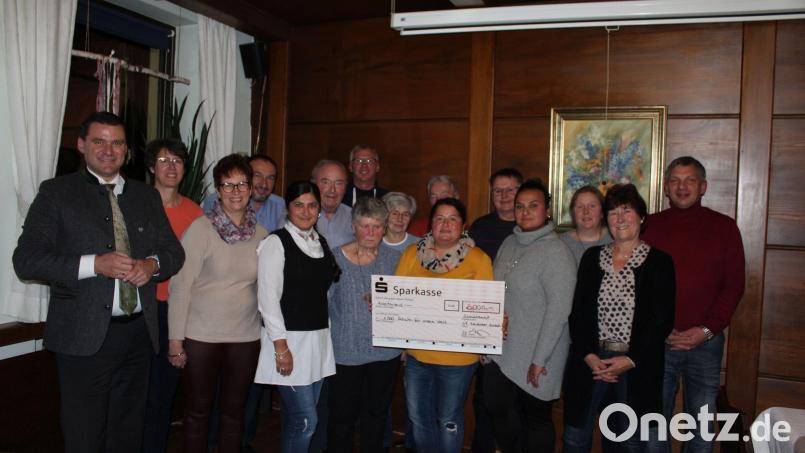 Landrat Thomas Ebeling (links) mit Mitgliedern des Arbeitskreises „Agenda 21“ unter Leitung des Agendabeauftragten Manuel Lischka (rechts). Bild: Landkreis Schwandorf/exb