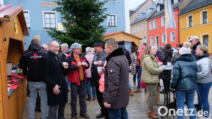 Zusammenrücken war der große Wunsch der Rathausführung. Der Bürgermeister lud zum Einstimmen auf das Weihnachtsfest ein. Bild: do