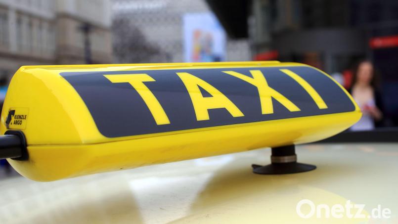 Vor einer Disco in Weiden geraten Personen in Streit um ein Taxi. Bild: dpa