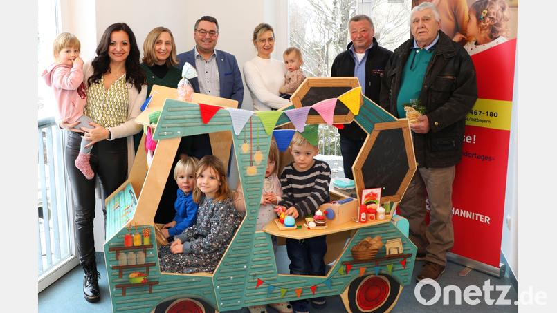 Groß war die Freude bei der Spendenübergabe der Briefmarkenfreunde an das Kinderhaus. Bild: Niklas Kern/exb