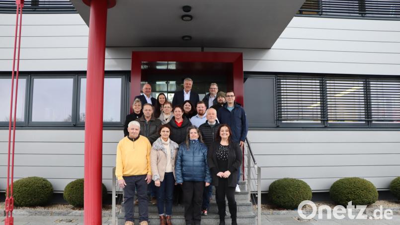 Firmenchef Michael Ponnath (hinten Mitte), Simone Mogos, Michael Ascherl und Anne Ponnath (hinten von links) dankten langjährigen Mitarbeitern für ihre Treue zur Firma. Bild: jzk