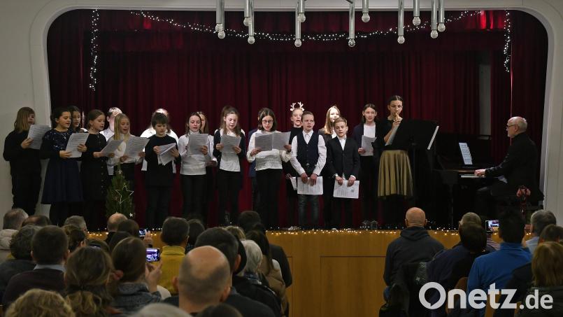 Das Max-Reger-Gymnasium Amberg bot in diesem Jahr gleich zwei Weihnachtskonzerte an. So sang zum Beispiel der Unterstufenchor (Bild) unter der Leitung von Wolfgang Herrneder. Bild: Petra Hartl