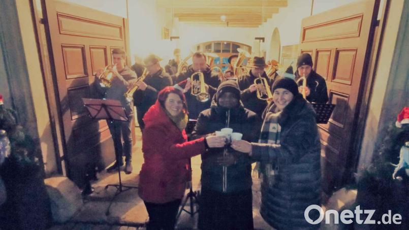 Die Organisatoren Laura Roth und Madeleine Hammerl und die Werkstattmusikanten wünschten Pfarrvikar Basil besinnliche Weihnachten. Bild: gz