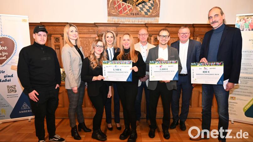 Als Dankeschön für die Unterstützung der Freiwilligenagentur gab es bei einer kleinen Feierstunde jeweils eine Engagement-Aktie. Bild: Thomas Graml, Stadt Amberg/exb