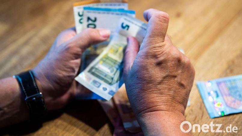 Ein älterer Mann zählt Geld an einem Tisch. Symbolbild: Lino Mirgeler/dpa