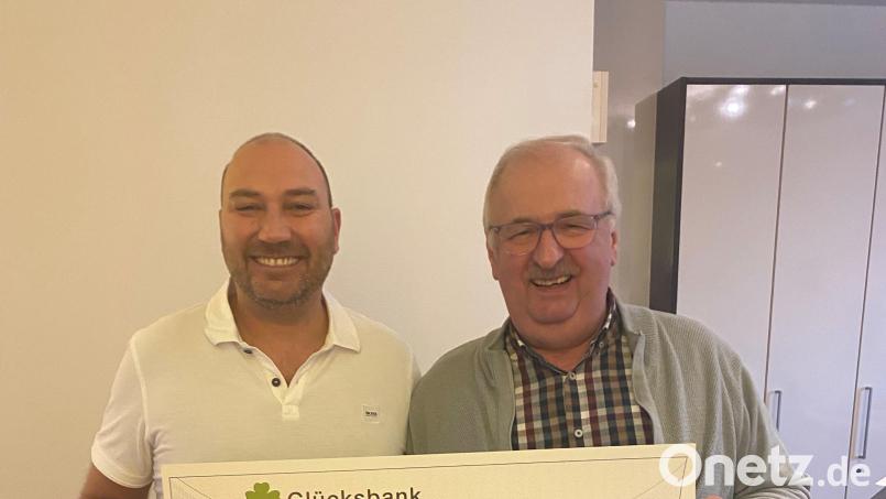 Die Praxis &quot;Zahnärzte am Steinwald&quot; spendete heuer 12.000 Euro an die Kinderkrebshilfe Oberpfalz. Dr. Daniel von Knippenberg (von links) überreichte den Scheck an Vorsitzenden Herbert Putzer. Bild: Daniel von Knippenberg/exb