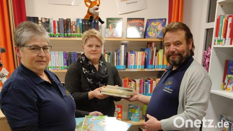 Freie Wähler spenden für die Gemeindebücherei Schwarzenbach Bild: Christine Thumfahrt/exb
