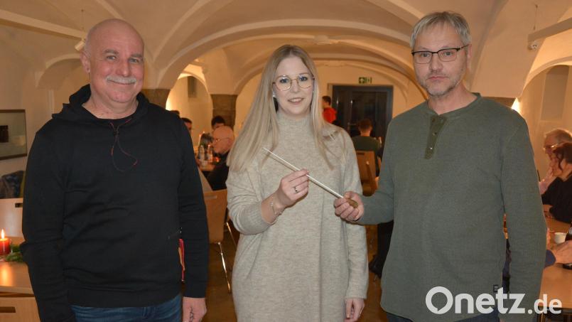 Den Dirigentenstab der Konnersreuther Blaskapelle übergab Armin Scharnagl (rechts) an Laura Dietl. Dankesworte und Glückwünsche gab es vom Musikverein-Vorsitzenden Detlev Ernst. Bild: jr