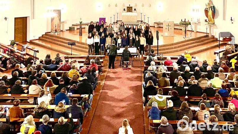 Für ihr Adventskonzert hatten sich die Akteure aus den Dr.-Johanna-Decker-Schulen im Kirchenraum von St. Konrad in Ammersricht eingefunden. Bild: Peter Ringeisen/exb
