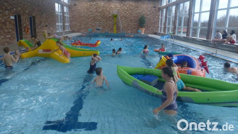 Wasserspaß im Hallenbad Weiherhammer verkürzt Wartezeit bis zur Bescherung. Bild: bk