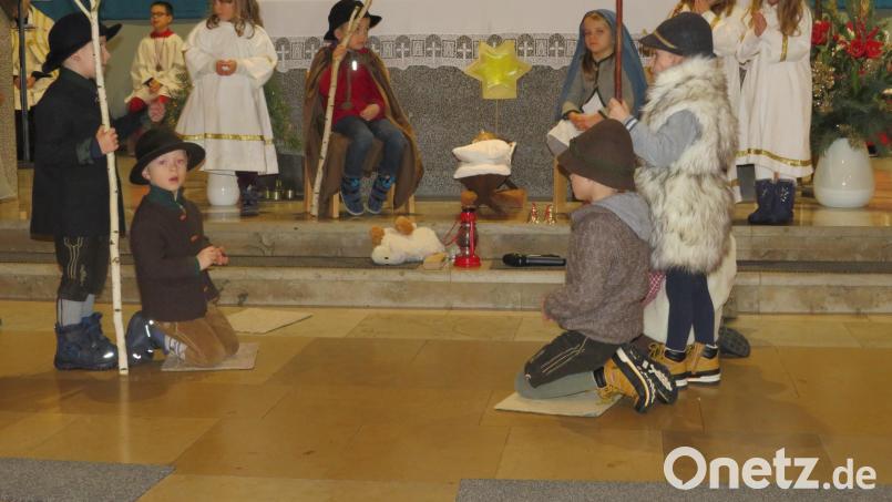 Die Hirten beten das Jesusukind in der Krippe an. Bild: adj