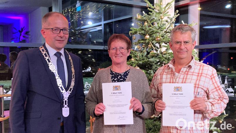 Roman Schäffler (links) überreichte Urkunden an Rita Ponnath und Stefan Zaus. Das ehemalige Stadtratsmitglied Zaus gab den Zuhörern noch einige nachdenkliche Worte mit auf den Weg. Bild: stg