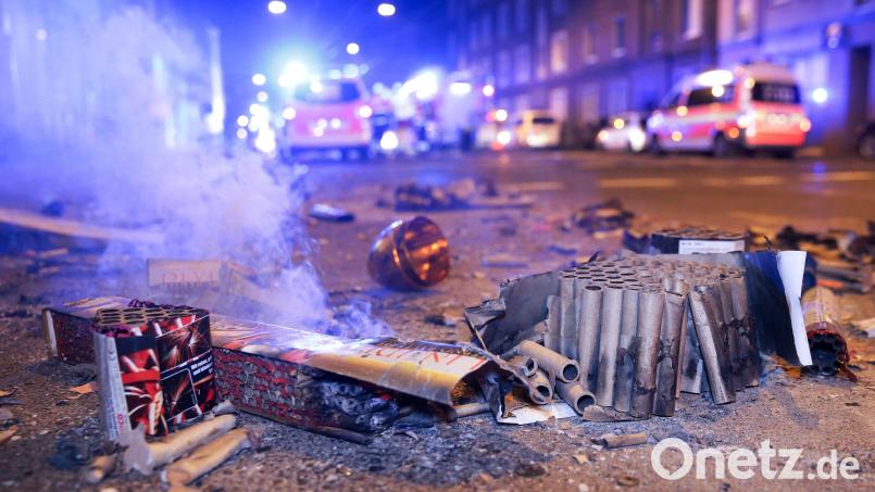 Silvester bedeutet für Einsatzkräfte oft Schwerstarbeit. Eine Aufstellung des Innenministeriums belegt das. Symbolbild: David Young