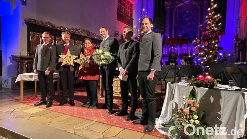 1000 Euro für die Aktion Sternstunden: Das Kulturamt übergab bei der Aufführung der Hl. Nacht den Reinerlös von 1000 Euro aus einem Benefizkonzert im Seidelsaal an die Stimmen der Berge für die Aktion Sternstunden Bild: kök
