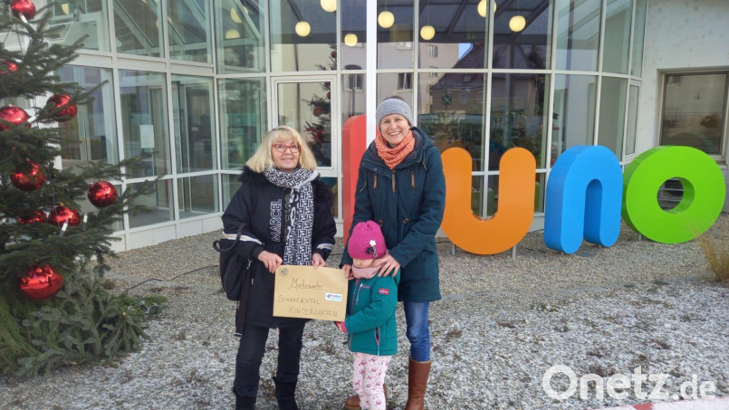 Martina Schwarz (rechts) übergab die Spende an Inge Pfülb. Bild: Monika Steffens/exb