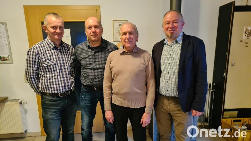 Vorsitzender Gerhard Heindl (rechts) und sein Stellvertreter Anton Luber (links) vom Geflügelzuchtverein Schnaittenbach/Hirschau zeichnen Peter Heindl (Zweiter von links) als Vereinsmeister auf Hühner und auf Ziergeflügel sowie Elmar Kral (Zweiter von rechts) als Vereinsmeister auf Tauben aus. Bild: ads