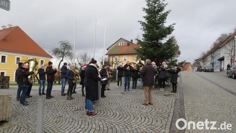 An elf Standorten der Gemeinde fand heuer das traditionelle Christkindlanblasen der Jugendblaskapelle statt. Bild: adj