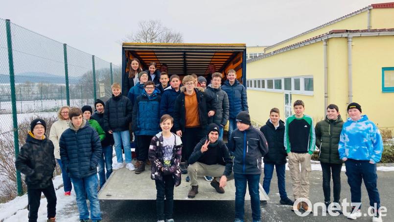 Sammelaktion an der Realschule Neunburg für den Johanniter Weihnachtstrucker: Die Jugendlichen helfen gerne. Bild: Marion Schärtl/exb