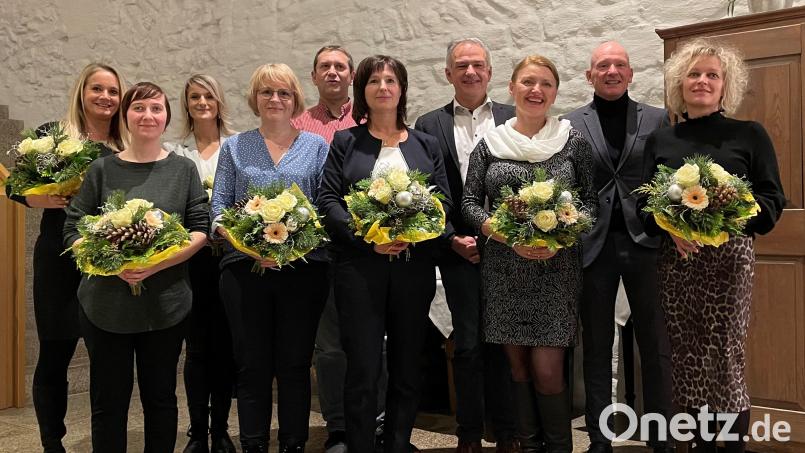 Bei der Mitarbeiterehrung waren (von links) Andrea Grillmeier, Franziska Sammet, Silke Bomann, Claudia Bäuml, Rainer Lukas, Sonja Pollack, Aufsichtsratsvorsitzender Landrat Roland Grillmeier, Michaela Turcanu, Kewog-Geschäftsführer Bernd Büsching und Stefanie Hassner. Bild: Kewog/exb