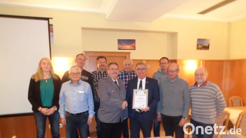 Zum 100-jährigen Bestehen erhält die KSK Gebenbach eine Ehrenurkunde (von links): Zweite Bürgermeisterin Susanne Lindner, Thomas Schöpf, Hubert Rösch, Adolf Lindthaler, Vorsitzender Peter Dotzler, Georg Riss, Kreisvorsitzender Norbert Bücherl, Konrad Lindner, Josef Kredler und Hartmut Barth. Bild: dpe
