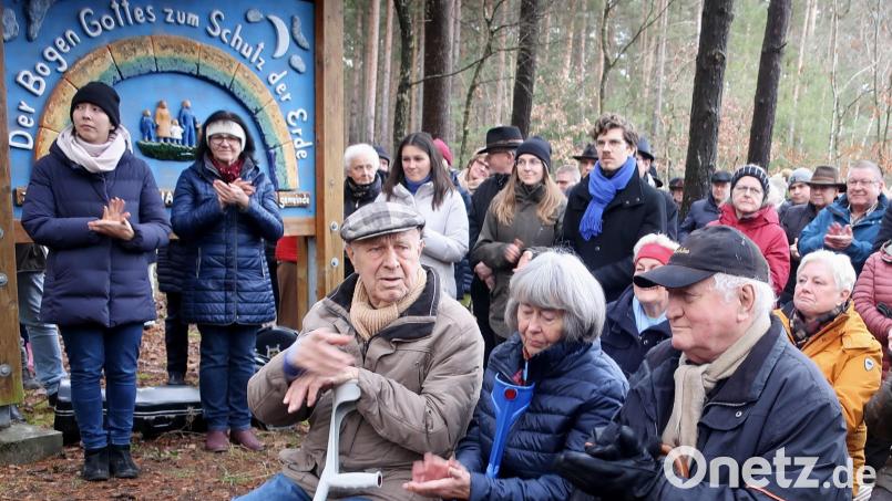 Altlandrat Hans Schuierer (sitzend links) bekam beim Vergleich mit dem &quot;heiligen Josef&quot; Beifall von der Marterlgemeinde. Sitzend rechts der katholische &quot;Marterlpfarrer&quot; Leo Feichtmeier, der im nächsten Jahr den 90. Geburtstag feiert. Bild: rhi