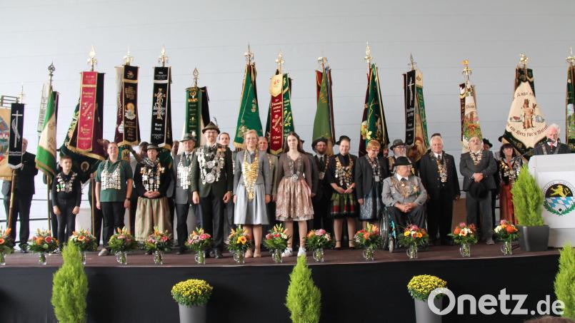 In ihrer Schützentracht, mit Fahnenabordnungen und den Würdenträgern samt Königsketten, Ehrenzeichen und mehr gaben die Vertreter der Oberpfälzer Vereine bei ihrem Delegiertentag in Nittenau ein farbenprächtiges Bild ihres Sports und ihrer Tradition ab. Bild: Ludwig Dirscherl