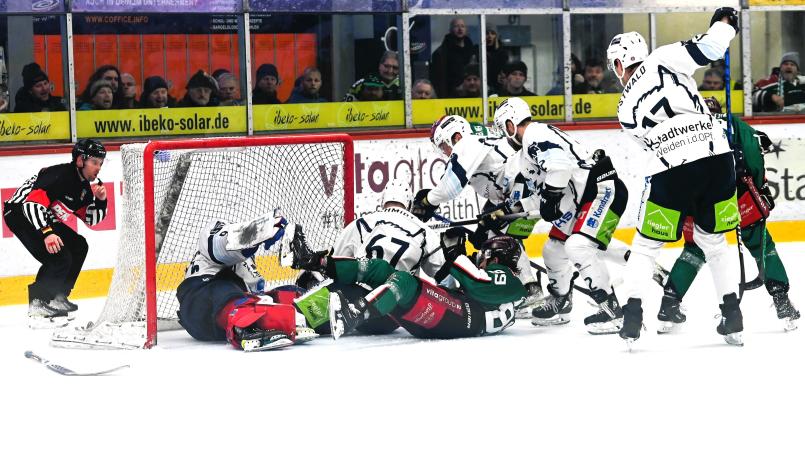 Mit Mann und Maus und allerletztem Einsatz verteidigten die Blue Devils (weiße Trikots) am zweiten Weihnachtsfeiertag in der Schlussphase den knappen Vorsprung im Oberliga-Spitzenspiel bei den Starbulls Rosenheim. Bild: Hans-Jürgen Ziegler