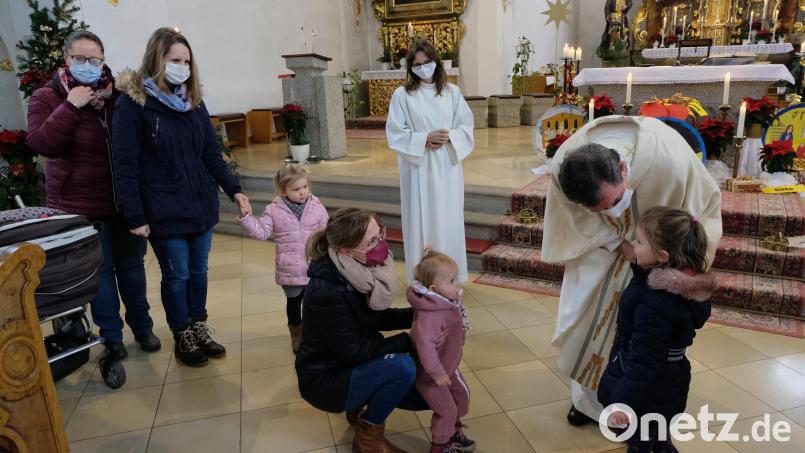 Pfarrer Max Früchtl segnet die Kinder einzeln am Altar. Bild: le