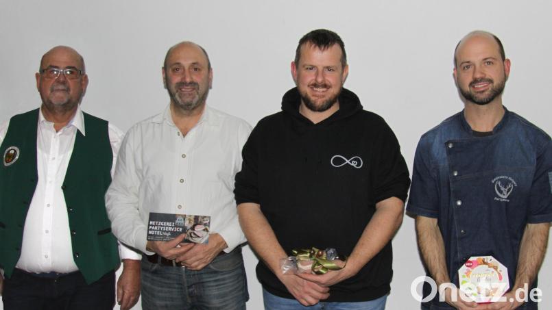 Schützenmeister Alois Helgert (von links) mit den Gewinnern Andreas Wittmann, André Klose und Sascha Helgert. Bild: Michael Gerschau/exb