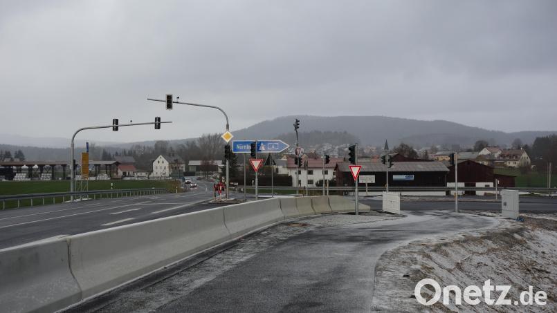 Allein 13 neue Ampeln gilt es im Bereich der nördlichen Autobahnausfahrt zu beachten. Die Baumaßnahme gründet in der Schaffung eines kombinierten Rad- und Gehwegs (rechts) zwischen Waidhaus (im Hintergrund) und Pfrentsch. Bild: fjo