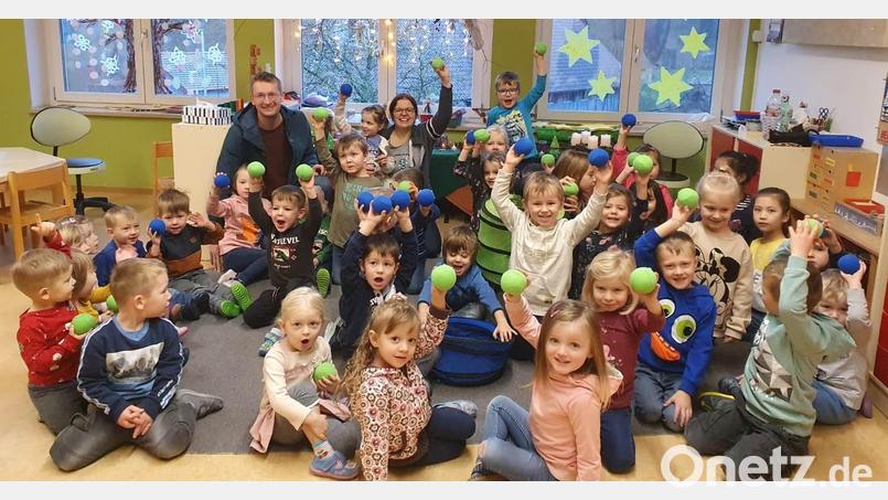Die Kinder freuen sich über die Spende des Elternbeirats. Bild: le