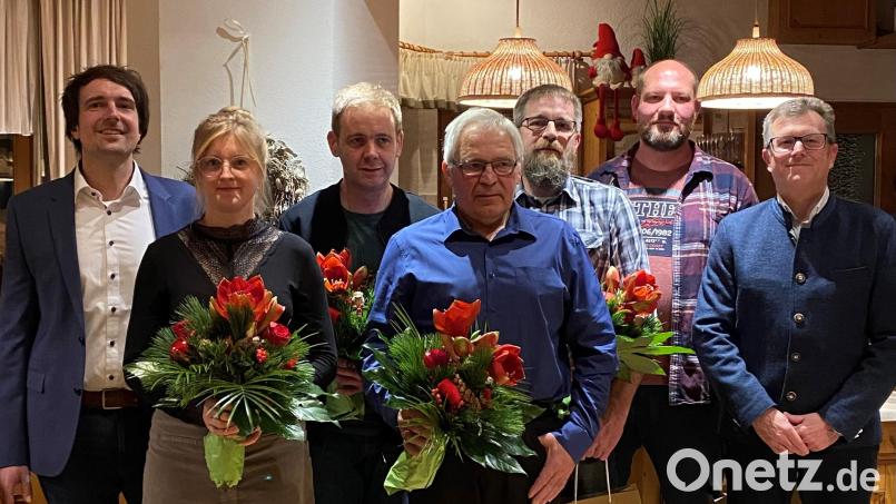 Mitarbeiterehrung bei der Firma Schmelzer: Im Bild von links Geschäftsführer Peter Schmelzer, Melanie Mayer, Tobias Andritzky, Hubert Popp, Stefan Fischer, Alexander Dötterl, Geschäftsführer Helmut Keck. Bild: Firma Schmelzer/exb