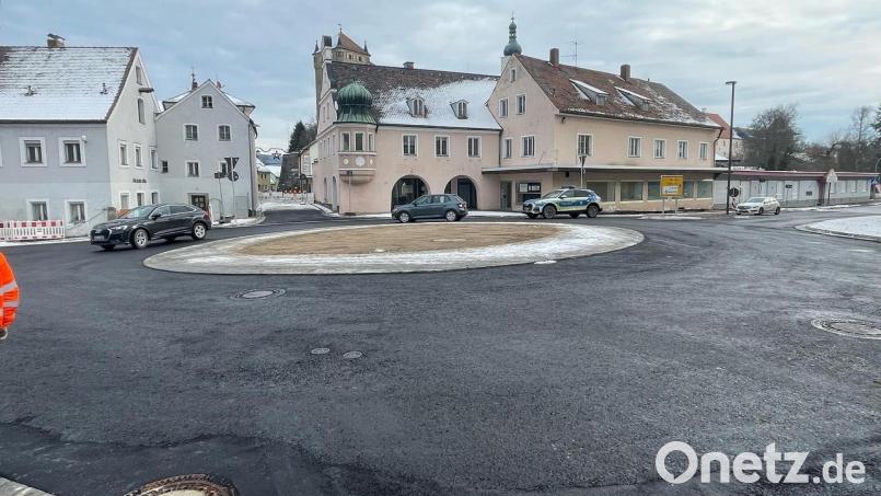 Es geht rund: Der Kreisverkehr am Jobplatz ist zwar noch nicht ganz fertig, aber für den Verkehr freigegeben. Bild: Martin Birner/exb