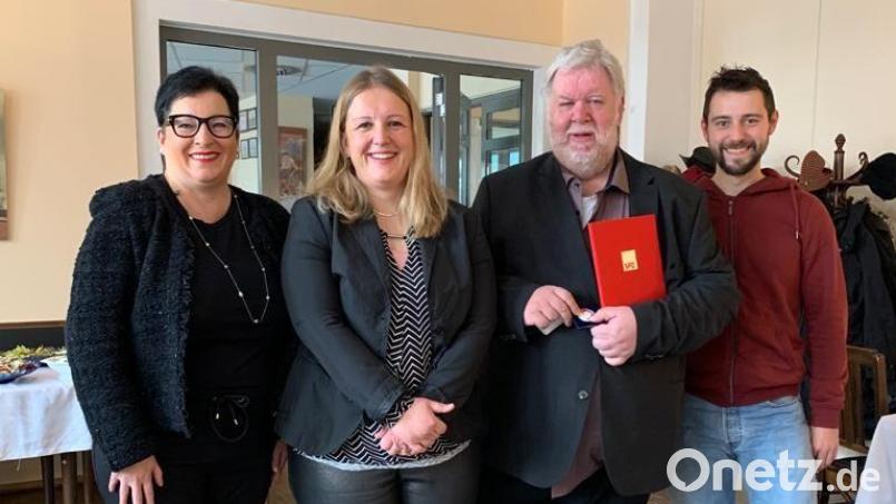 Bei der Ehrung (von links): Birgit Fruth, Fraktionsvorsitzende der SPD im Amberger Stadtrat, stellvertretende Vorsitzende der Amberger SPD; Simone Böhm-Donhauser, Vorsitzende des SPD-Stadtverbands Ambergs, Mitglied im Amberger Stadtrat; Dieter Weiß, Vorsitzender SPD-Stadtverband und Simon Seibert, stellvertretender Vorsitzender SPD-Stadtverband. Bild: Simone Böhm-Donhauser/exb