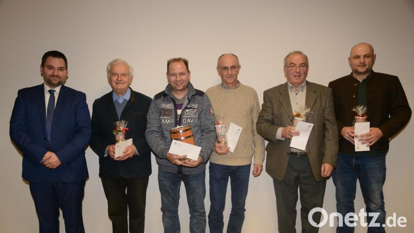 Bürgermeister Sebastian Hartl ehrte in der Jahresabschlusssitzung des Marktgemeinderates Johann Kiener, Thomas Brunner, Herbert Pschierer, Johann Pirzer und Jürgen Lehnert (von links) Bürger des Marktes, die sich zum Teil jahrzehntelang oder mit besonderen freiwillig übernommenen Aufgaben ins Gemeindeleben einbringe Bild: bey