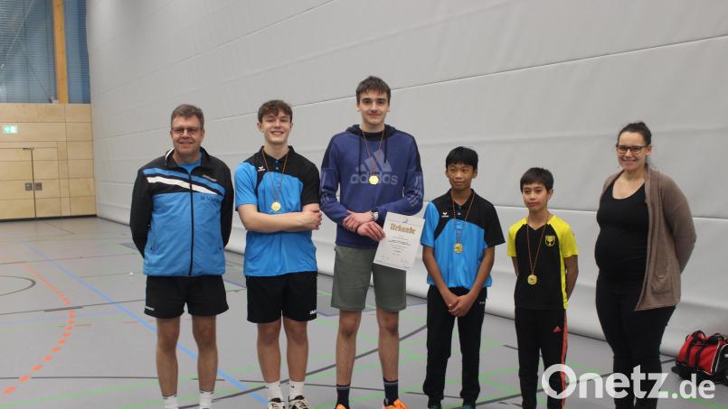 Ehrung für den TV Tischtennisnachwuchs (von links): Abteilungsleiter Markus Schneider, Luis Wilhelm, Adrian Wienzek, Allan Kammermeier, David Kammermeier und Bezirksjugendwartin Katja Götz. Bild: TV-TT R.H.