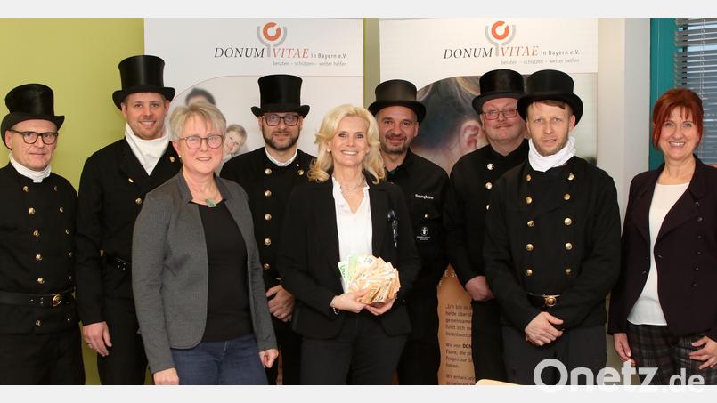 Sechsfaches Premieren-Glück: Die Kaminkehrer-Meister (von links) Hans-Peter Schärl, Mario Schön, Manuel Schätzler, Stefan Baumgärtner, Thomas Köbele und Stefan Schäffer überreichen stellvertretend für ihre weiteren 30 Kollegen von der Schulungsstelle Weiden an die Donum Vitae-Vertreterinnen (von links) Elisabeth Schieder, Andrea Lang und Andrea Gollwitzer (eine Spende in Höhe von 2500 Euro. Bild: lst/exb