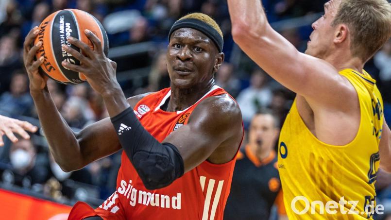 Isaac Bonga von Bayern München spielt den Ball neben Albas Luke Sikma (r). Archivbild: Andreas Gora/dpa