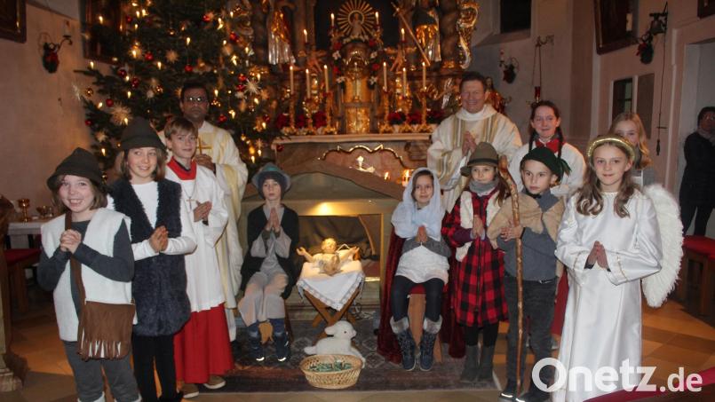 Die Kinder zeigten im Krippenspiel die Herbergsuche und die Geburt Christi. Mit dabei Pfarrer Pater Anish und Diakon Rudolf Hoffmann. Bild: soj