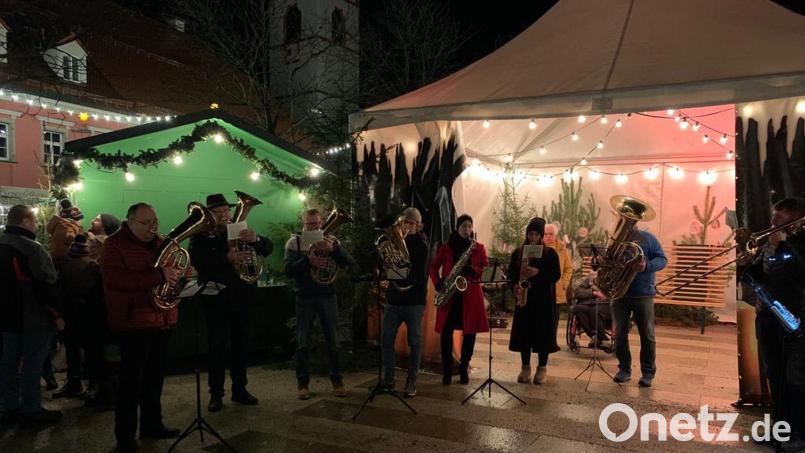 Mit stimmungsvollen Weihnachtsliedern bereitete die Stadtkapelle beim Standkonzert an Heiligabend dem Publikum eine große Freude. Bild: Karl Schwägerl/exb